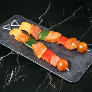 Brocheta con vegetal rojo